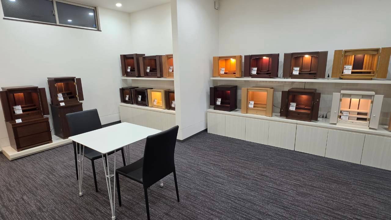 まるいち仏壇ショールーム展示スペース